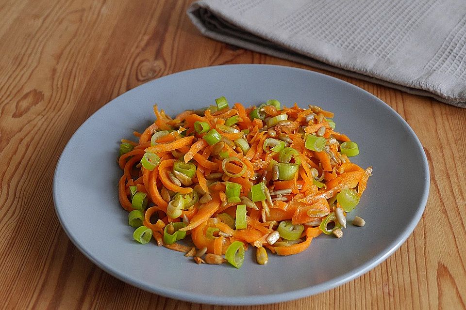 Scharfer Möhrensalat mit Sonnenblumenkernen