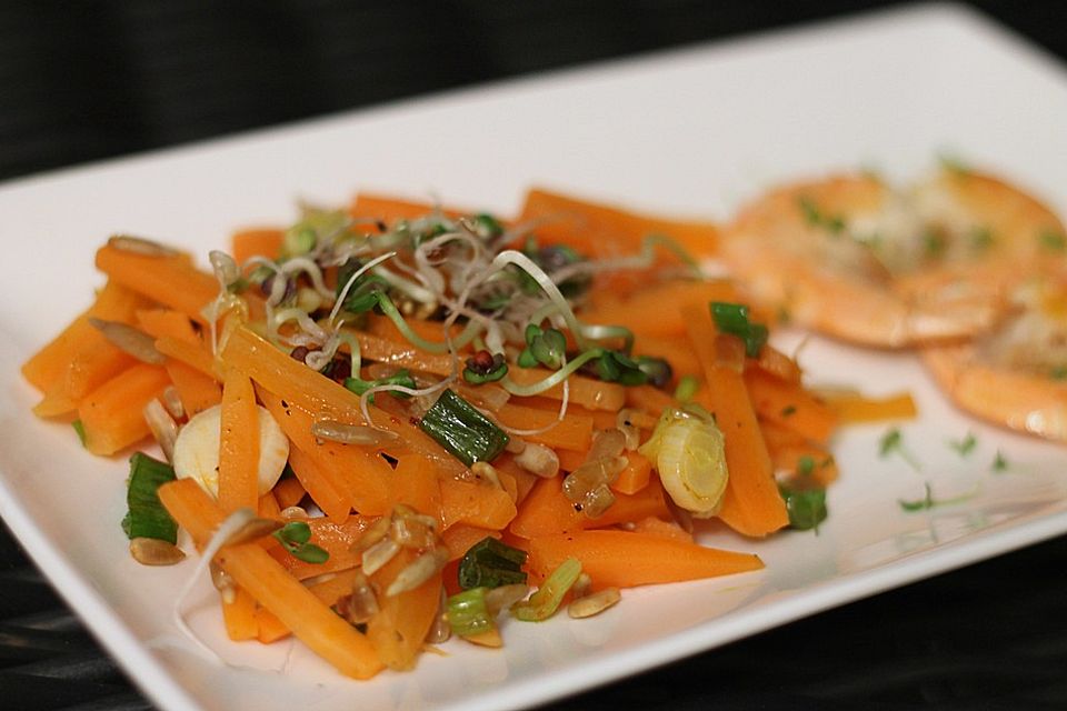 Scharfer Möhrensalat mit Sonnenblumenkernen