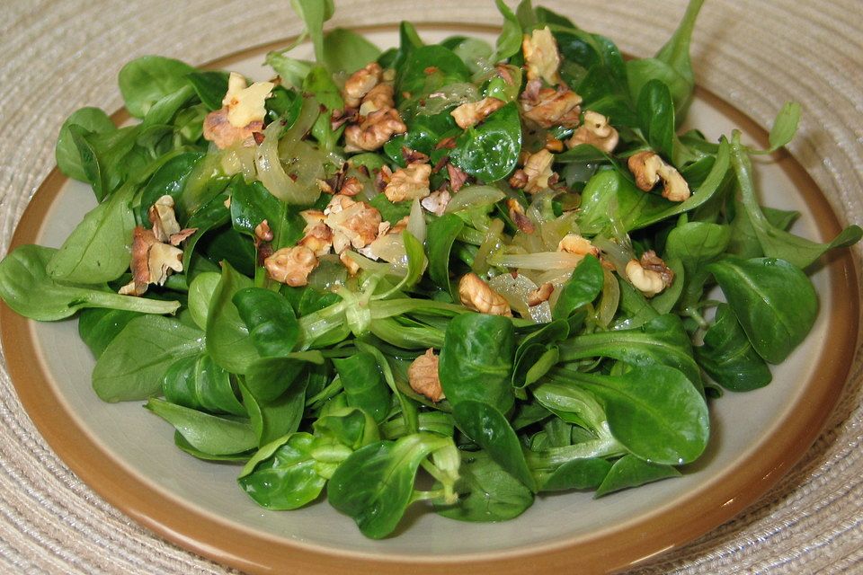 Feldsalat mit Walnüssen und Himbeerdressing