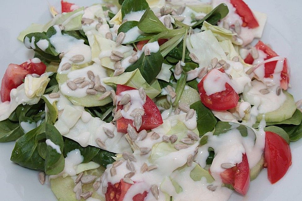 Feldsalat mit Spitzkohl, Tomaten und Gurke in Joghurtdressing