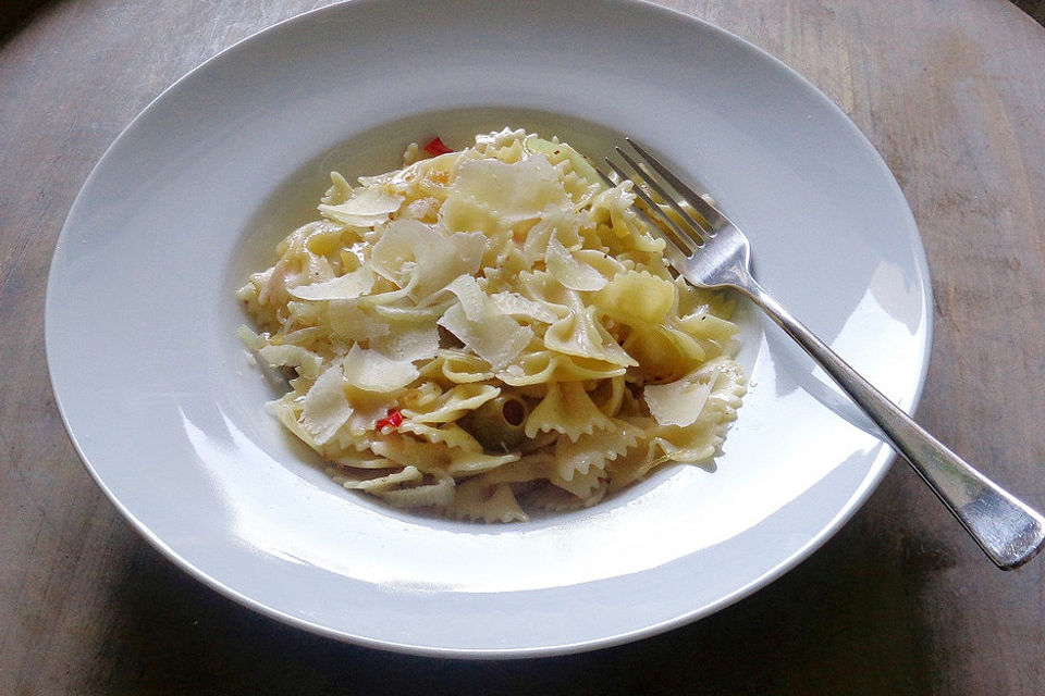 Nudelsalat mit Oliven, Chili und Knoblauch