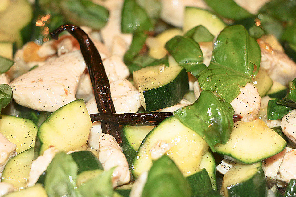 Zucchini-Huhn mit Chili, Vanille und Basilikum