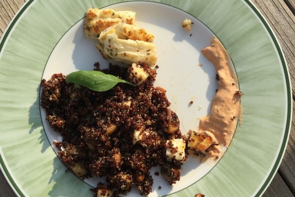 Gemüsepfanne mit Quinoa und Halloumi