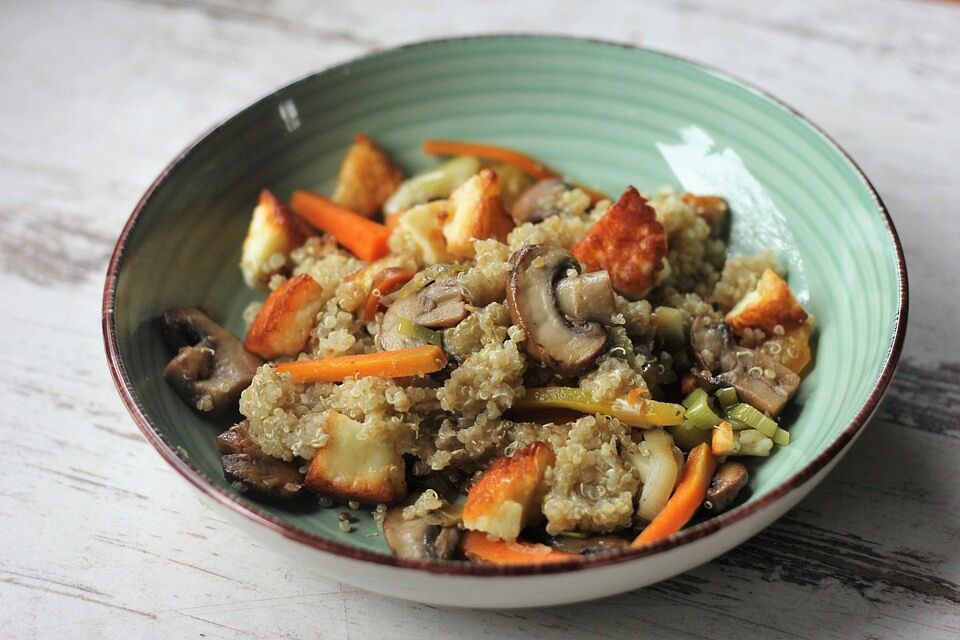 Gemüsepfanne mit Quinoa und Halloumi