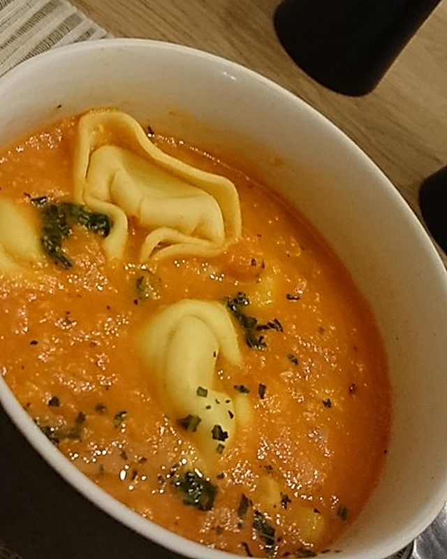 Mais-Süßkartoffel-Tomaten-Suppe mit Tortellini