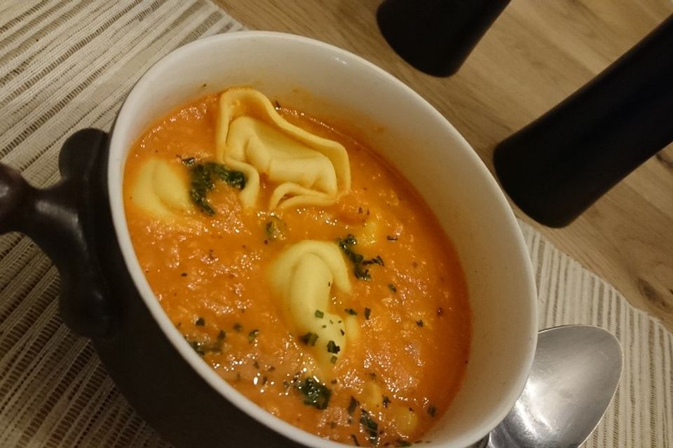 Mais-Süßkartoffel-Tomaten-Suppe mit Tortellini