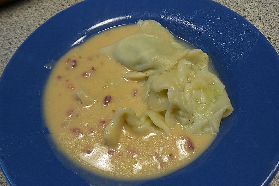 Ravioli mit Brokkolifüllung in Schinken-Käse-Sauce