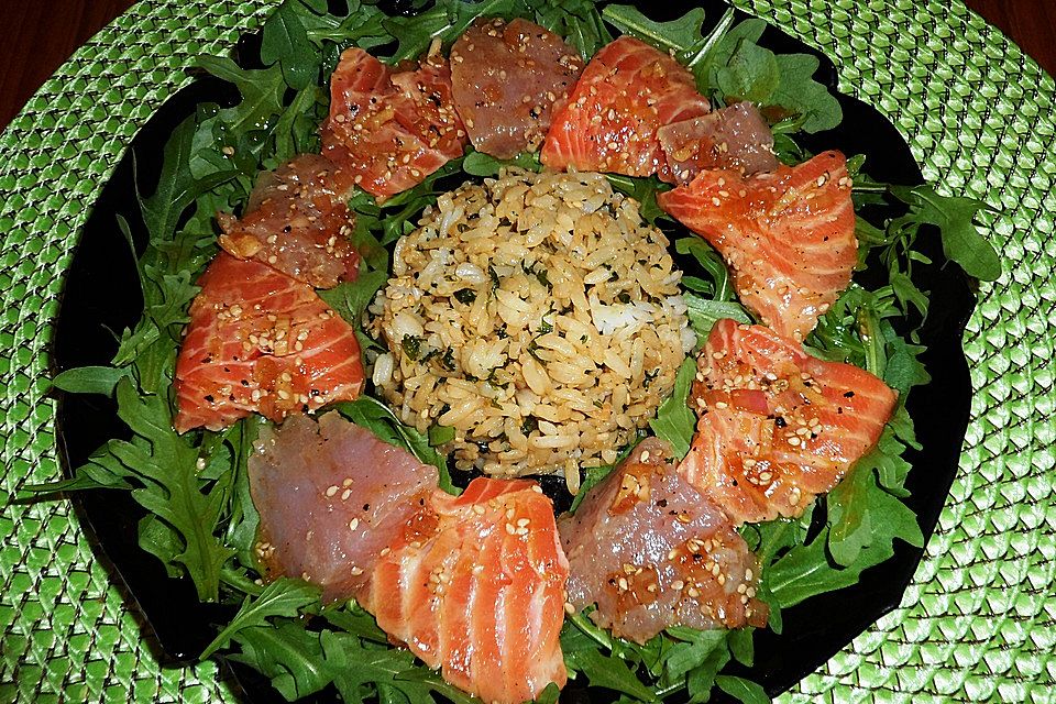 Thunfisch und Lachs roh mariniert auf Rucola mit Reis