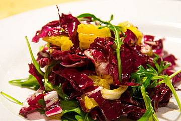 Rucola-Radicchio-Salat mit Orange