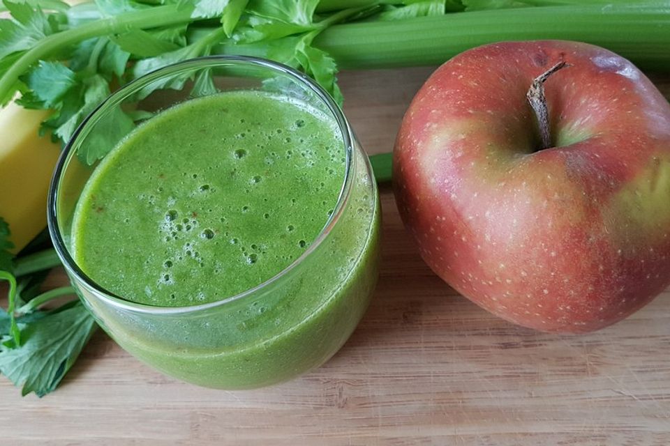 Fruchtiger, grüner Smoothie mit Sellerie