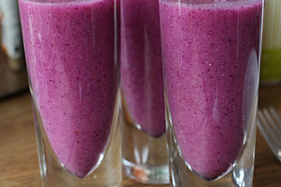 Rotkohl-Smoothie mit viel Obst