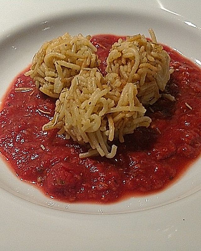 Gestampfte Spaghetti-Bällchen auf Himbeer-Tomatenspiegel