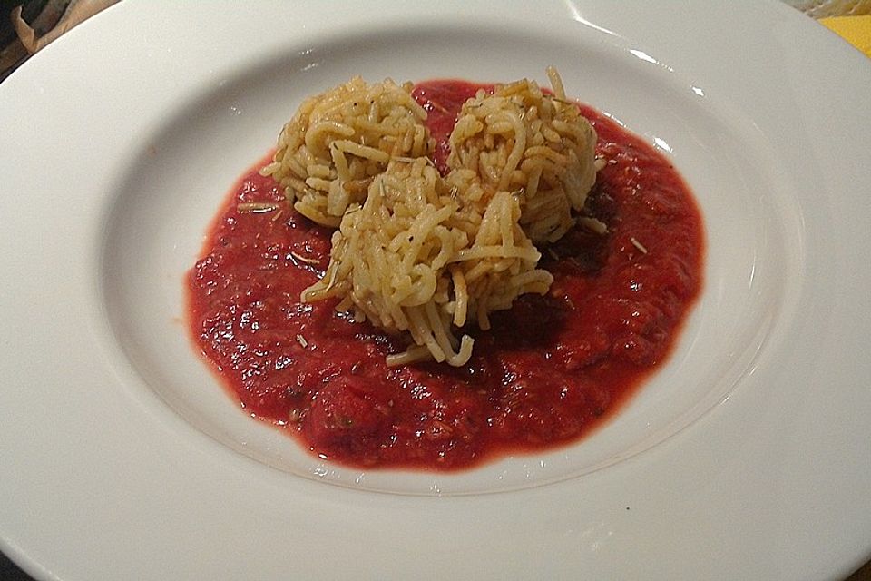 Gestampfte Spaghetti-Bällchen auf Himbeer-Tomatenspiegel