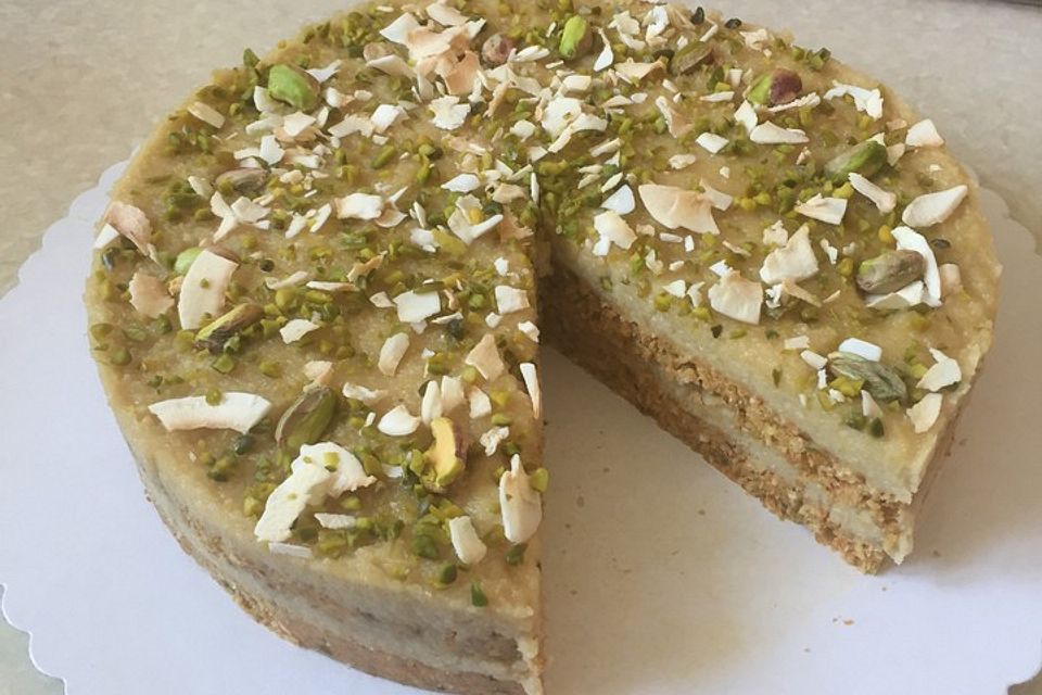 Vegane Möhren-Kokos-Pistazien Torte