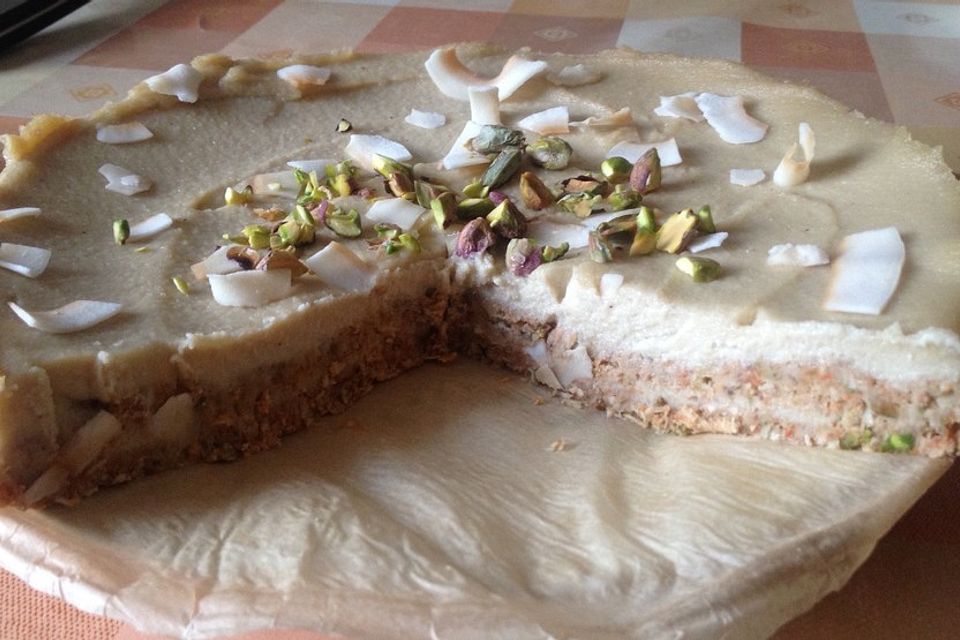 Vegane Möhren-Kokos-Pistazien Torte