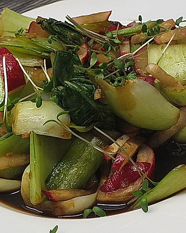 Lauwarmer Pak Choi-Radieschen-Salat