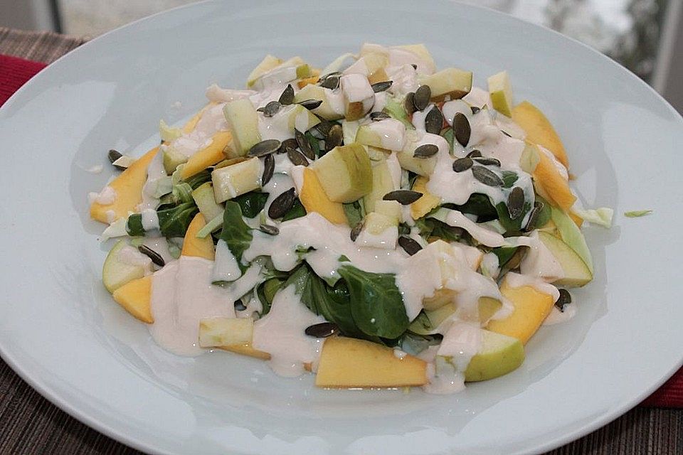 Feldsalat mit Spitzkohl, Mango und Apfel in Sauerrahmsauce