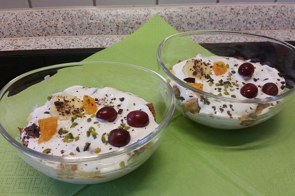 Fruchtiges Bananen-Orangen-Trauben-Trifle