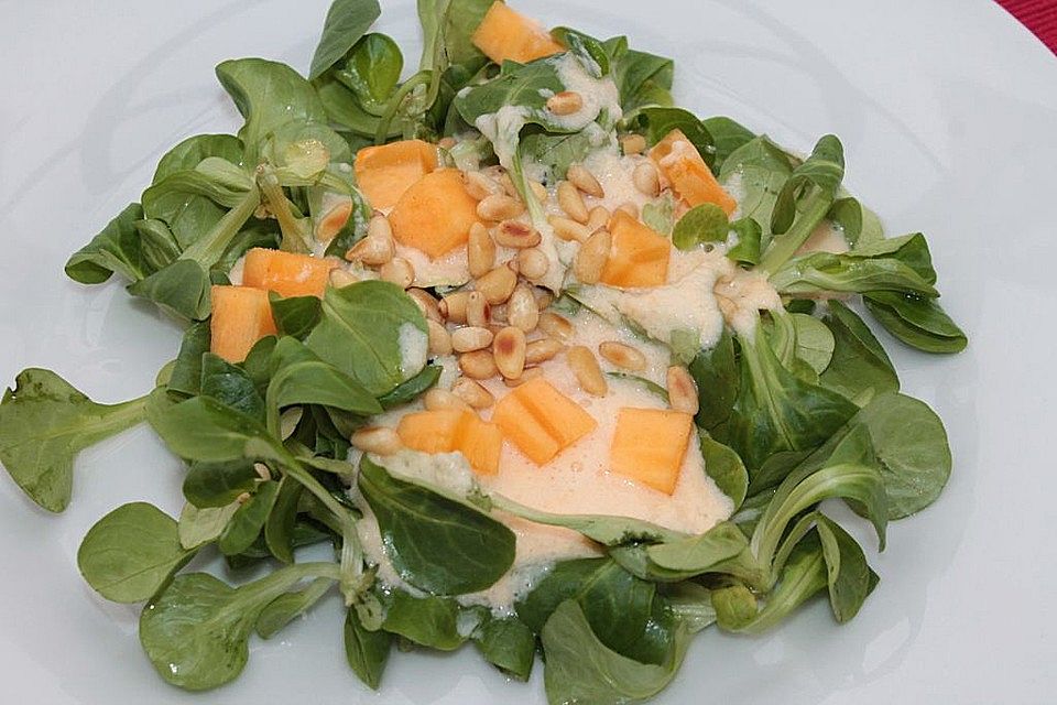 Feldsalat mit Sharon-Joghurt-Dressing und Pinienkerne