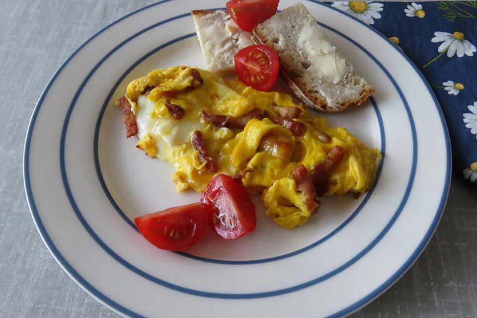 Rührei mit Schnittlauch und Speck auf Brötchen