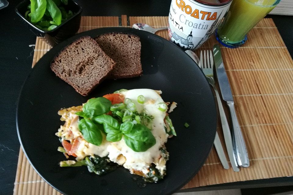 Rührei mit Spinat, gegrillten Tomaten, Speck und Halloumi