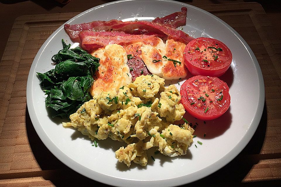 Rührei mit Spinat, gegrillten Tomaten, Speck und Halloumi