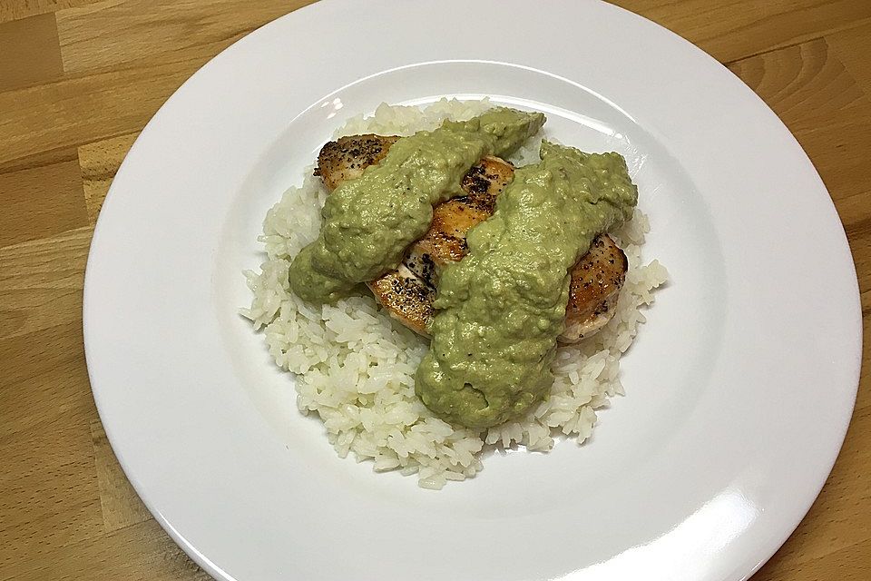 Putenbrust mit Avocadosoße auf Reis