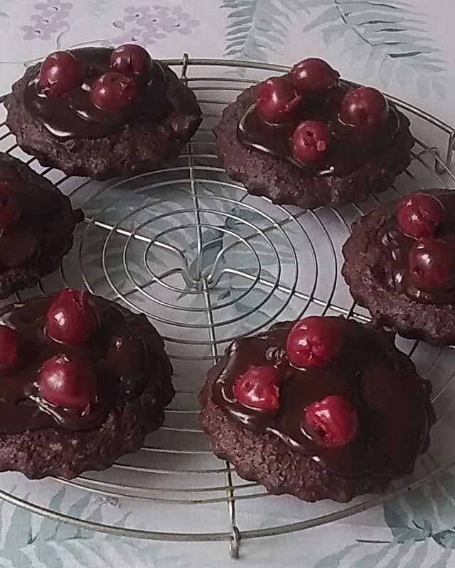 Cremiger veganer Schokoladenkuchen mit Kirschen