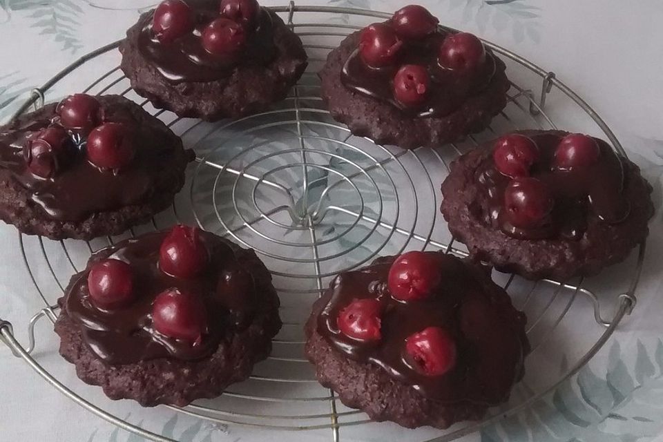 Cremiger veganer Schokoladenkuchen mit Kirschen