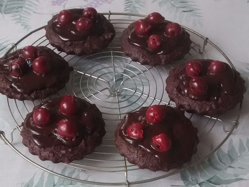 Cremiger veganer Schokoladenkuchen mit Kirschen| Chefkoch