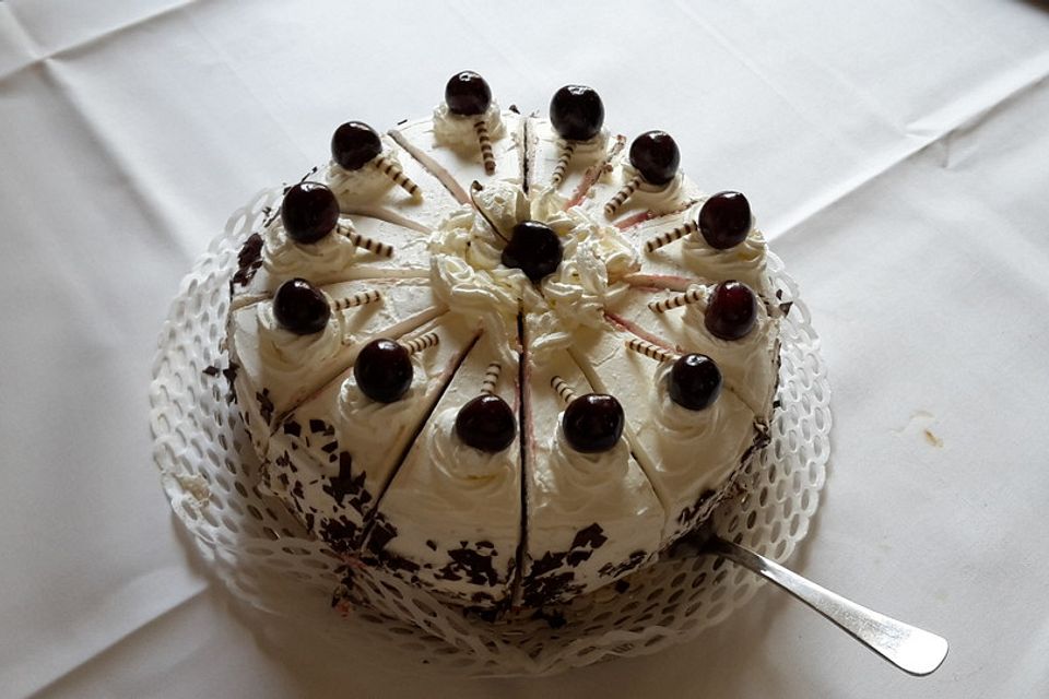 Schwarzwälder Kirschtorte mit Mürbeteig- Biskuitboden