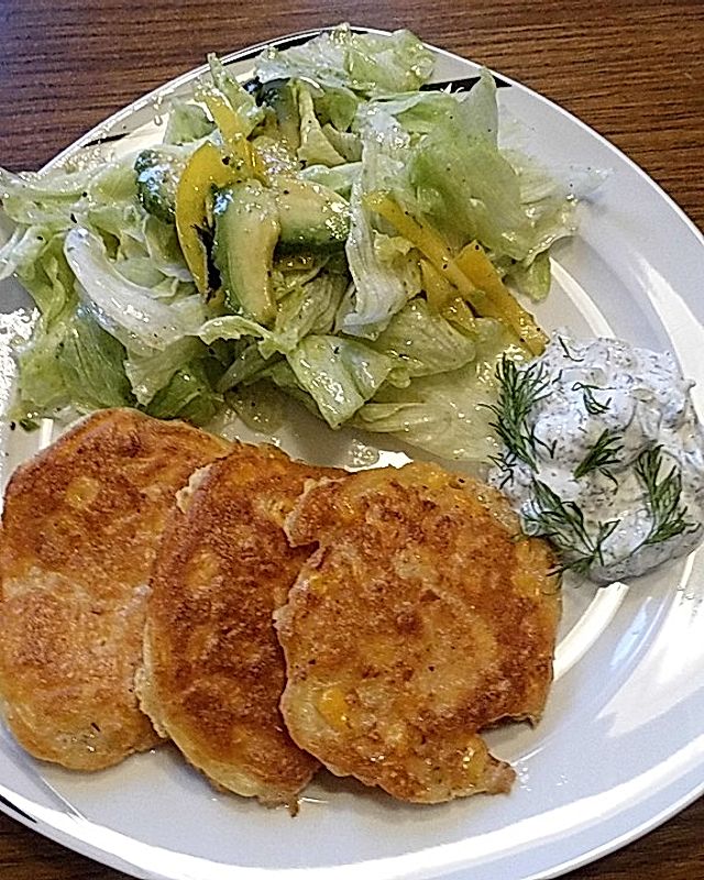 Maisküchlein mit Salat und Dip