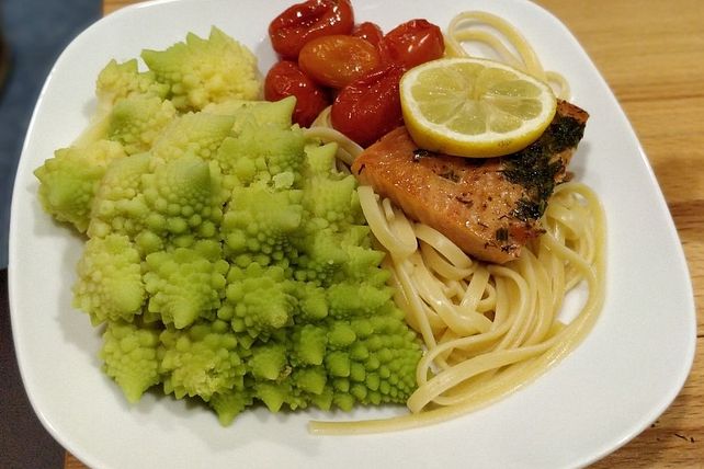 Lachs mit Romanesco und Basilikumsoße von tinchenbienchen18| Chefkoch