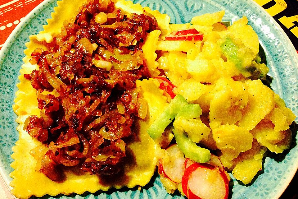 Geschmelzte Maultaschen mit Kartoffelsalat