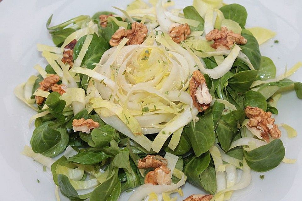 Feldsalat-Chicorée-Walnuss-Salat