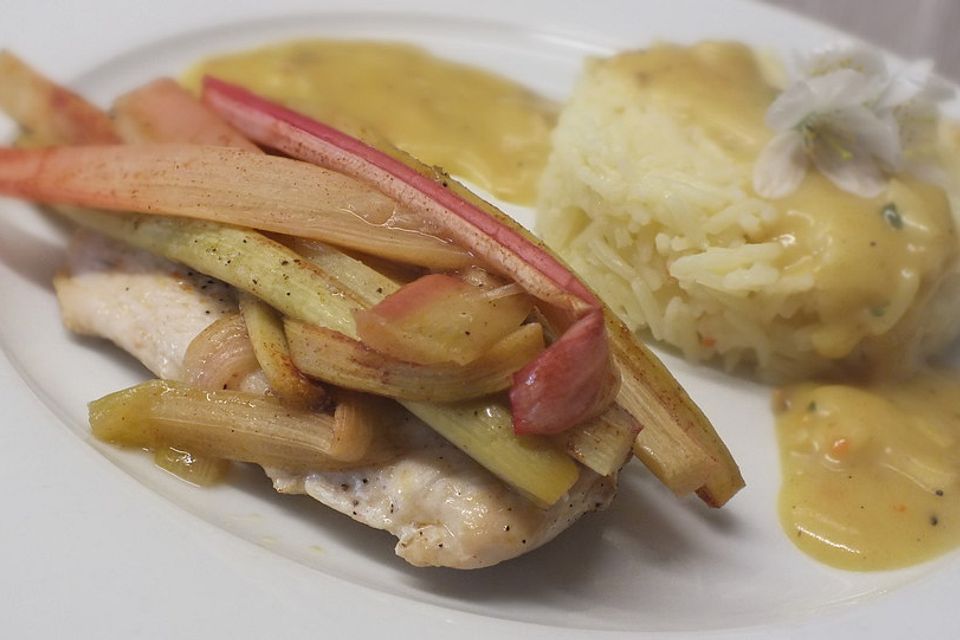 Putenbrustschnitzel mit Mandel-Curry-Sauce und gedünstetem Rhabarber