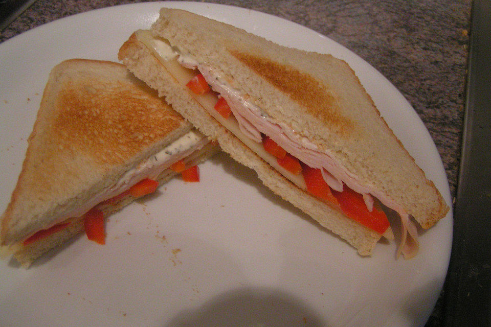 Schneller Toast mit Hühnerbrust und Paprika