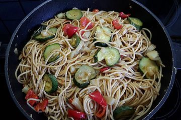 Vollkornspaghetti mit Zucchini-Fenchel-Gemüse