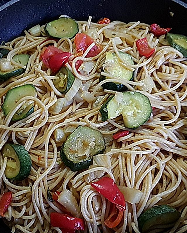 Vollkornspaghetti mit Zucchini-Fenchel-Gemüse