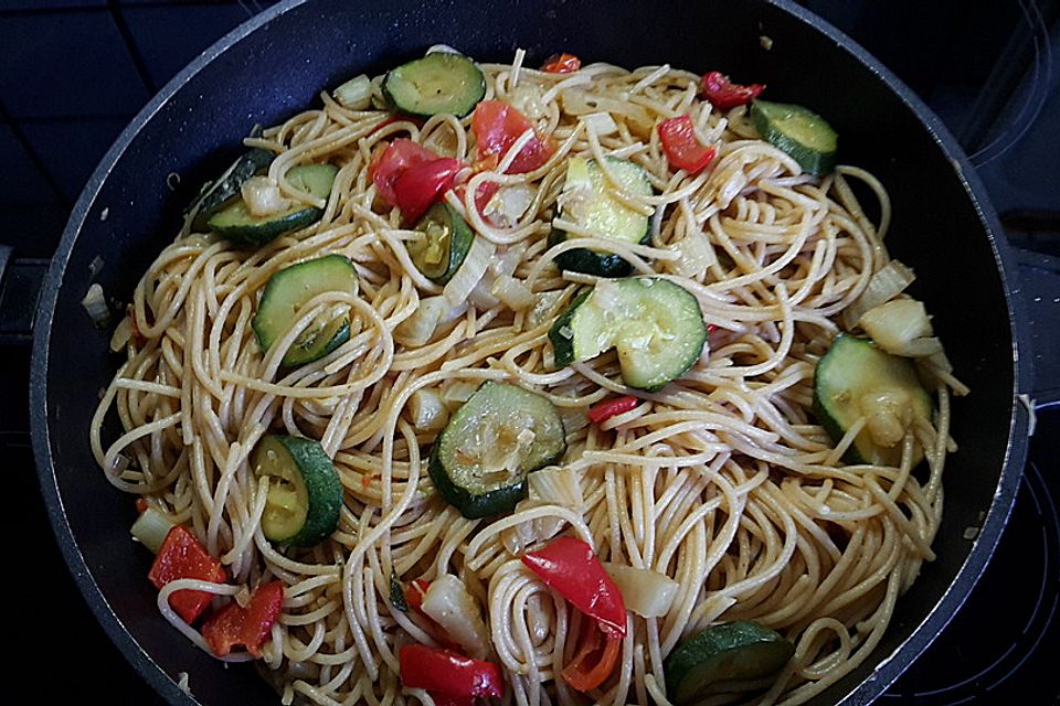 Vollkornspaghetti mit Zucchini-Fenchel-Gemüse