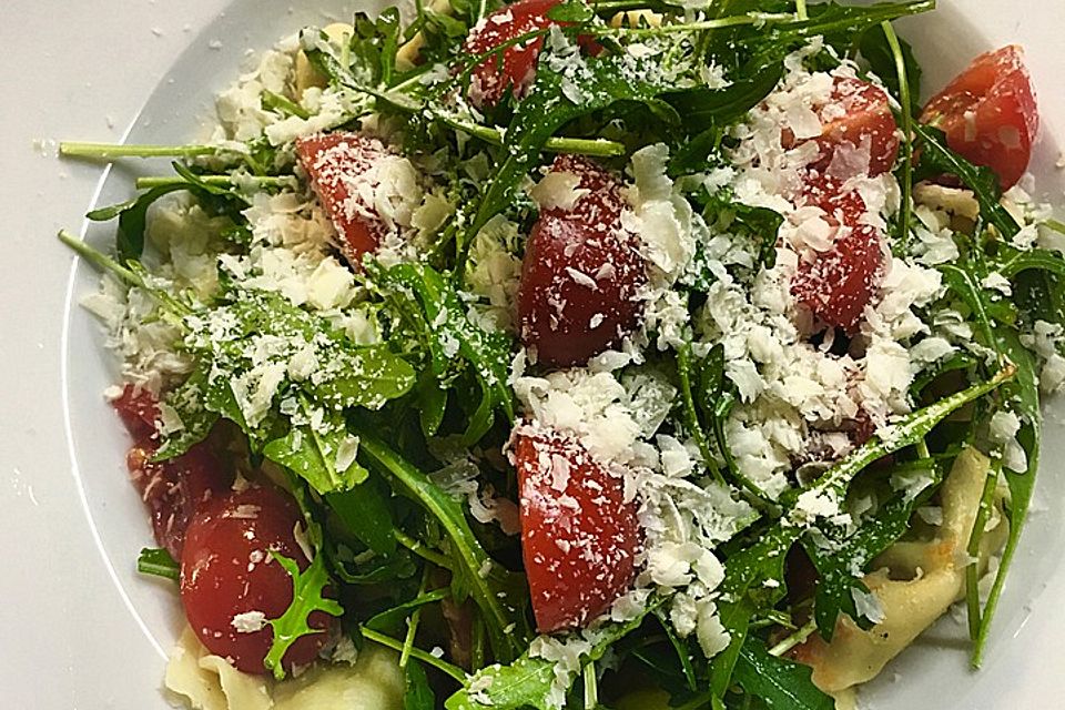 Tortellini mit fruchtiger Tomatensoße und Rucola