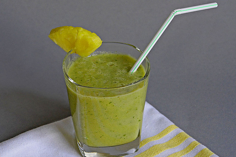 Apfel-Ananas-Smoothie mit Endivie