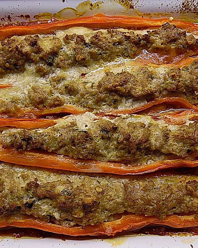 Spitzpaprika mit Lammhackfleisch in Tomatensauce