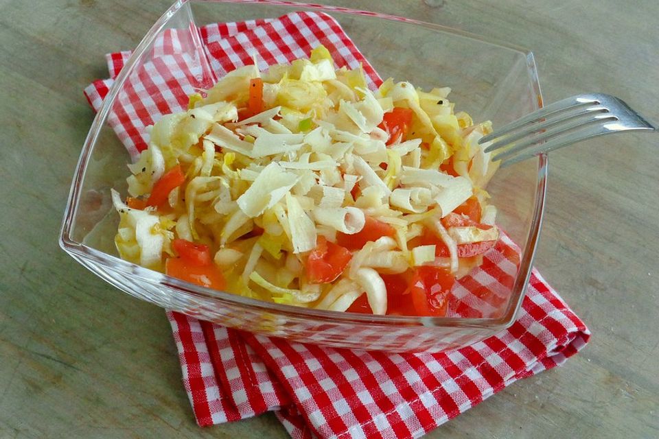 Chicorée-Tomatensalat mit Parmesan