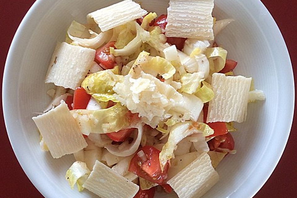 Chicorée-Tomatensalat mit Parmesan