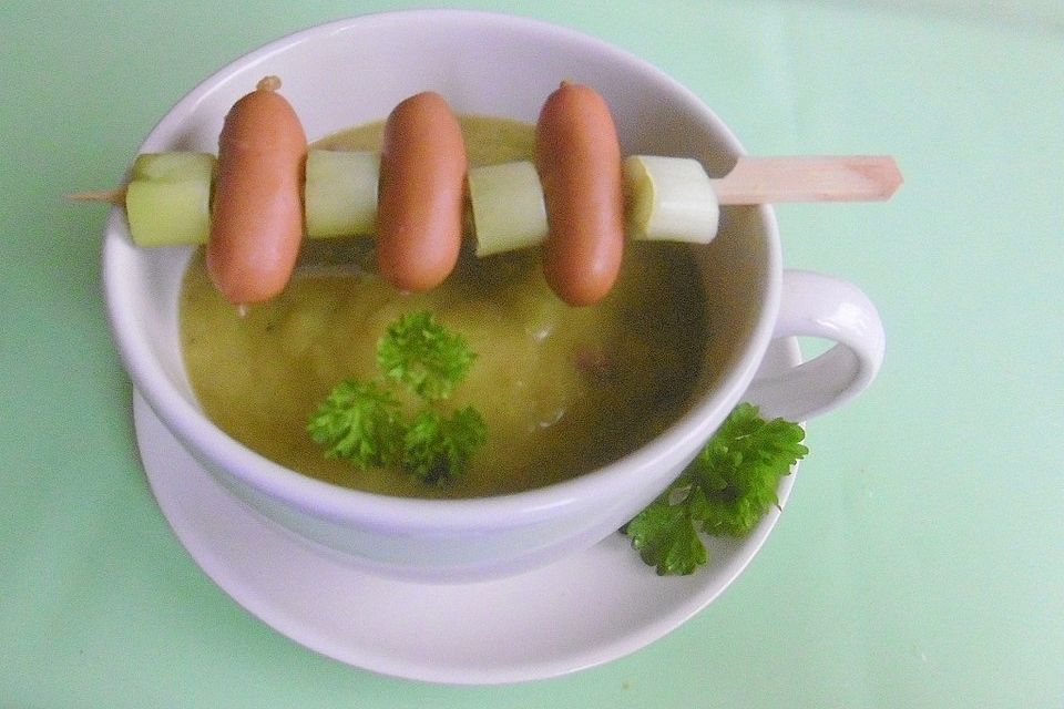 Erbsen-Kartoffel-Cremesuppe mit Würstchenspieß