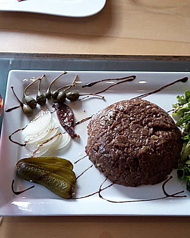 Tatar vom Reh mit Schilcher-Preiselbeersauce und steirischer Salatgarnitur