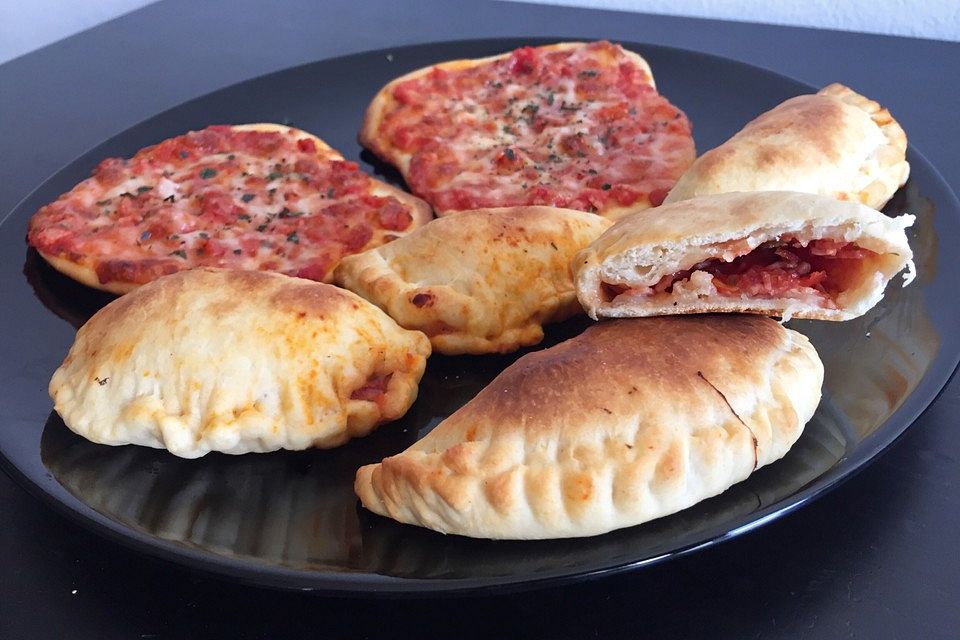 Pizzataschen mit Salami-Schinken-Füllung