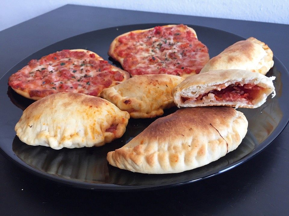 Pizzataschen Mit Salami Schinken Fullung Von Vannii1510 Chefkoch