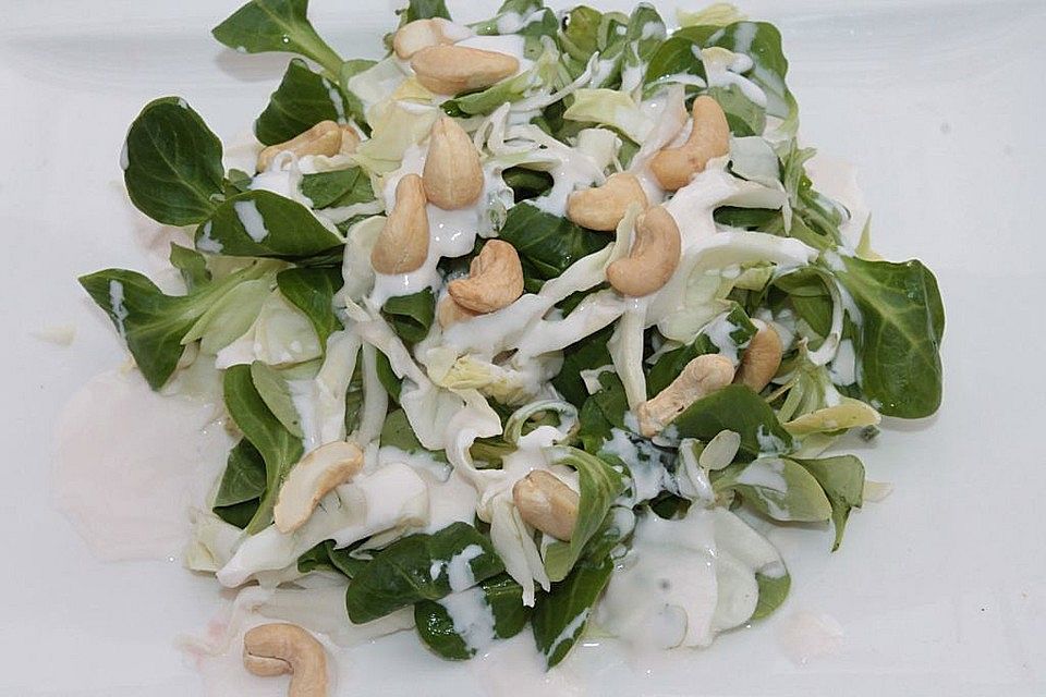 Feldsalat mit Spitzkohl und Cashewkernen